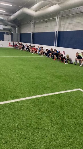 Å løpe raskt handler ikke bare om fart ⚡️ Det handler om teknikk, koordinasjon og kontroll 🧠➡️⚽️ Forskning viser at god løpsteknikk ikke bare gjør deg raskere – den gjør deg mer effektiv, reduserer skaderisiko, og lar deg bruke mer krefter der det faktisk teller: i kampen 💥 Når du jobber med koordinasjon og teknikk over tid, bygger du et “motorisk bibliotek” 📚 som gjør at du reagerer raskere, endrer retning smidigere og holder intensiteten hele kampen ut 🔁 Små detaljer = store forskjeller. B