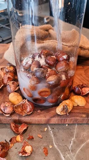 في مكون واحد عندكم رح يسهل تقشير الكستناء 🌰 You already have an ingredient that makes peeling Chestnuts WAY easier. 🌰🌰 المكونات كستناء نوع جيد المحلول ماء ساخن ١ م ص بيكربونات الصوديوم ١ م ص خل Ingredients Good Quality Chestnuts Solution Hot Water 1 tsp Baking Soda 1 tsp Vinegar #chestnuts #hack #yallayasmin #yasminnasir #yallanotbokh #ياسمين_ناصر #يلا_ياسمين #يلا_نطبخ #كستناء | Yasmin Nasir