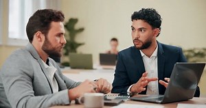 「会議での議論、計画、または洞察のラップトップ、財務アドバイザー、ビジネスマン。投資ソリューション、利益成長、オフィスの増加のためのコンピュータ、チームワークとハッピーマネージャーと話す」の動画素材（ロイヤリティフリー）3714298683 | Shutterstock