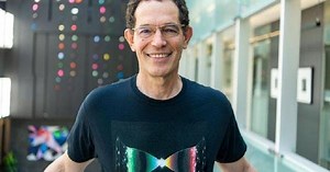 Neil Turok, o físico que desafia a teoria do Big Bang e defende a ideia de um 'universo espelho'