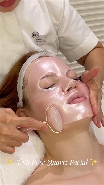 If heaven came in the form of a facial, it would be our Rose Quartz Facial 🌹✨ Picture this: a blissful session that treats both your face and body, featuring the gentle touch of a rose quartz roller and the luxurious Knesko Rose Quartz face mask. 🌸💆‍♀️ You’ll float out of our salons feeling absolutely refreshed and positively glowing! 🌟💖 Therapist: Babes Location: TNS MOE • • • • • • • • • • • • • • #dubaibeauty #dubaibeautysalon #beautysalondubai #selfcaregirly #cleangirlaesthetics #rosequ