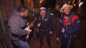 America Express, sezonul 6 | Romică Țociu, moment artistic de neuitat pe străzile din Ecuador! Puțini au avut ocazia să-l audă cântând până acum. Cum sună vocea actorului live 🎸🤩 _____________________________________________ Vezi episoade integrale din America Express în AntenaPLAY. Tot ce vrei e să dai PLAY! | America Express Romania