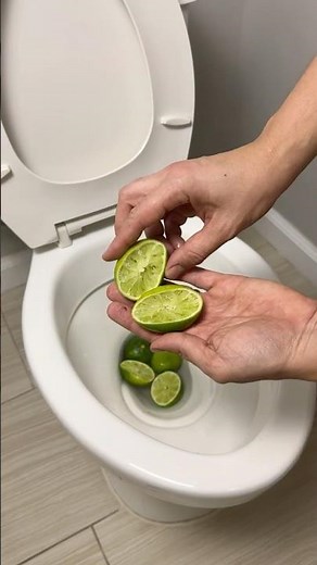 Just Throw Lemon Peels in Your Toilet – Unbelievable Results! 🚽🍋 #homehacks #cleaningtips