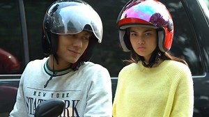Ciee..Kania boncengan sama Aria, nih! Emangnya kenapa sih, kok Kania nggak mau dekat-dekat sama Aria? Hayo, siapa yang juga pengen diboncengin sama Aria? Saksikan #TopengKaca pkl 15.35 WIB. #SCTVMiniseries Bisa nonton di Vidio.com dan follow chanel SCTV ya! | SCTV