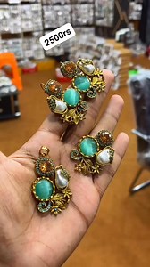 Beautiful high quality designer combo set available details or order on what’s app number 03099446089 #bridaljewelry #indianjewelry #asianjewelry #indian #shaadi #fashion #goldandpearls #modernjewelry #indianfashionijewelry #traditionaljewelry #earrings #jhumkas #necklace #choker #mala #bracelet #mirrorkundan #meenakari #karachi #fershikundan #fershijewelry #fershimala #jewelleryphotography #igjewelry | Signature Jewellery by Ayesha