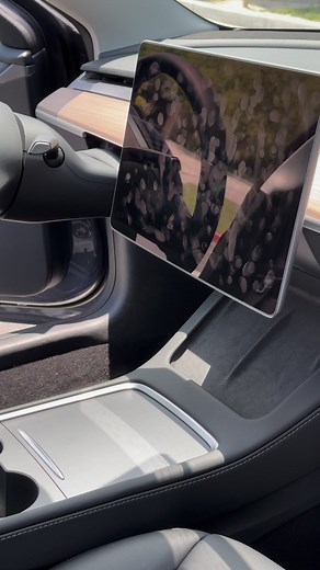 Dirty screens and fingerprints all over piano black trim? Final Touch not only works as a premium quick detail spray and a clay lubricant, but Final Touch is a great way to clean navigation screens and interior trim quickly. Remove fingerprints, dust, and smudges instantly with a streak-free wipe. Use Final Touch as a on the go spray detailed and interior touch up. Get clean screens. Shop now. | 3D Car Care