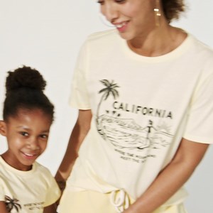 Co se stane, když znásobíte dobrý styl? Stává se skvělým! Prozkoumejte naši novou mini-me kolekci a slaďte outfit se svými dětmi. #HMKids 👉 https://hm.info/61834MeZb __________ ♻️ Při nákupu v dětském oddělení si můžete být jisti, že 100 % bavlny použité při výrobě této kolekce bylo získáno z udržitelnějších zdrojů. | H&M