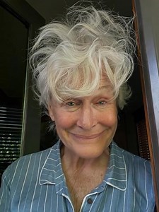 Recognize her?  Once a Hollywood icon, she looks almost unrecognizable in this recent photo.  Fans are stunned by the dramatic change, it’s hard to believe it’s the same legendary actress.  Curious to see her transformation and find out who she is?  Check the top comment for the photos and all the details! ⬇️⬇️⬇️ | Dawkins & Dawkins | Facebook