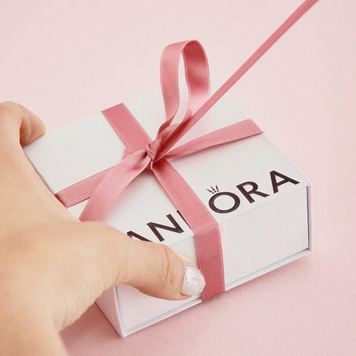 ¡Feliz Navidad! Brindemos por un día lleno de todos tus amores, brillantes sorpresas y, por supuesto, el encanto navideño con PANDORA. 🎁 #LovesUnboxed #Pandora #FelizNavidad | Pandora Guatemala