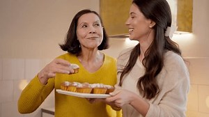 Deux femmes caucasiennes dégustant des muffins : vidéo de stock (100 % libre de droit) 4005185255 | Shutterstock