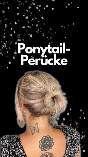 Glückssträhnen Haarteile & Perücken on Instagram: "Ponytail-Perücken eignen sich perfekt als Zweitperücke oder für Frauen, die ihre Haare sowieso immer nur im Zopf tragen 🤗 Natürlich kann man auch mit unseren regulären Perücken einen Zopf machen ( dazu haben wir bereits viele Videos geteilt), aber durch ihre Machart fällt es bei dieser Perücke besonders leicht. Dieses wunderschöne Exemplar findet ihr aktuell bei uns im Shop 🤩 Wünscht ihr euch mehr Perücken in solchen ungewöhnlichen und dennoch