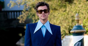 Harry Styles Kissing These Strangers Is The Best Goddamn Thing You’ll See On The Internet Today - What We Wouldn’t Give To Be In That Moment!