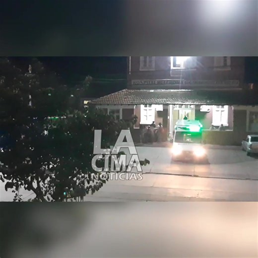 4.9K views · 47 reactions | ATENCION #RosarioDeLaFrontera EN MINUTOS ESTA SALIENDO UN CODIGO ROJO DEL HOSPITAL LOCAL. A tener precaución y dar lugar a la circulación de la ambulancia. Fmlacima Lacima Fmlacima EnVivo Lcprod Rdf #metan #salta | Fmlacima Lacima Noticias | Facebook