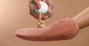 Autobronzant : voici l’astuce toute simple pour l’appliquer correctement dans le dos, sans traces