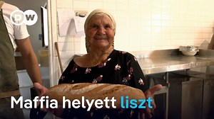 49K views · 1K reactions |  Fehér porral a maffia ellen: Stefano Caccavari élete álmát valósította meg azzal, hogy saját malmában lisztet készít. Nem egyszerű vállalkozás ez Dél-Olaszország egyik olyan régiójában, amelyet a maffia ural. A lisztkészítőt azonban ez nem érdekli, a helyi csatározások és illegális akciók közepette is kitart és ezrek segítségével őrli álmait. #Olaszország #liszt #maffia | DW Magyar | Facebook