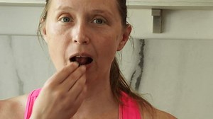 Frau isst Heidelbeeren drinnen in der: Stockvideos & Filmmaterial (100 % lizenzfrei) 3680825551 | Shutterstock
