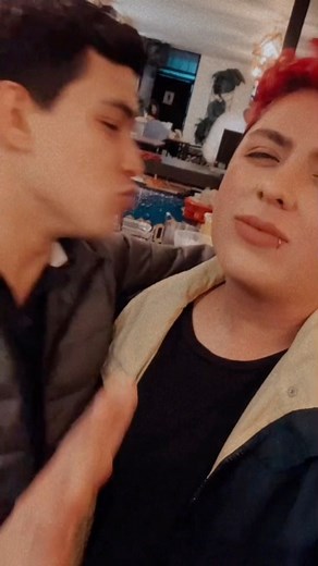 25K views · 585 reactions | Beso o cachetada con mis amigos | Andres CasVal | Facebook