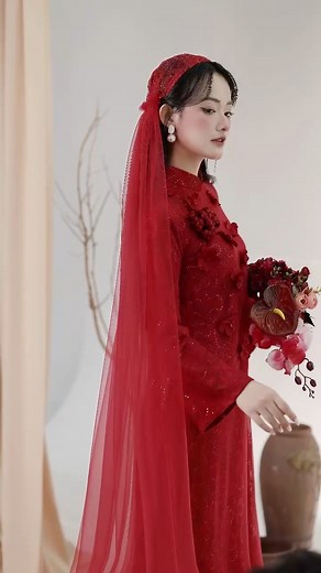 Áo dài cưới hỏi xu hướng 2025 cho các nàng. Một thiết kế áo dài nổi bật dành cho các nàng yêu thích sự nổi bật nhưng vẫn sang trọng và tinh tế. #aodaicodaukontum #mangdenkontukontum #chupanhphongsucuoikontum #vaycuoidepkontum #chupanhcuoihanquoc #hamywedding #chupanhphongsucuoi | Hamy Wedding