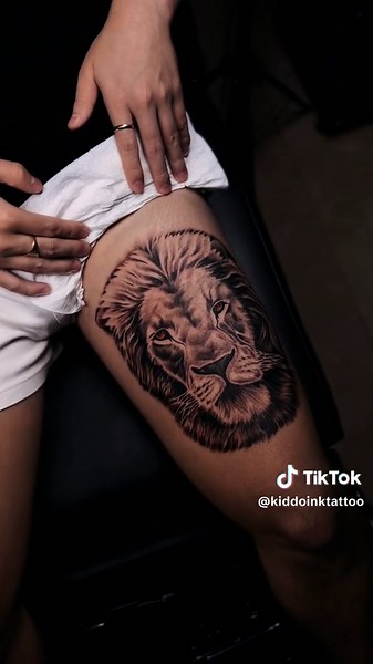 Tatuando un León en un Cliente Vietnamita