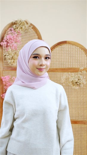 Another tutorial Hyat luxe in code pastel pink. Tak perlu pakai pin untuk dapatkan look yang kemas dan simple macam ni. Bersiap pun jadi lebih mudah dan cepat. | HYat Hijab | Facebook