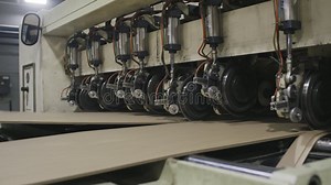 Fabrication De Carton En Carton Moulé Banque De Vidéos - Vidéo: 165349692