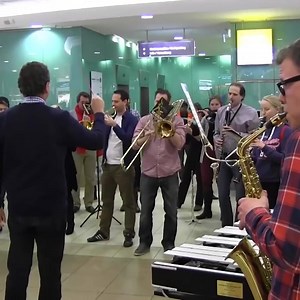 🎵 Queen geht immer! 🎵 #BohemianRhapsody JETZT NUR IM KINO! Quelle: http://bit.ly/BohRhapFlashMob | 20th Century Studios
