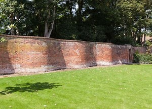 Curious Questions: What is a crinkle-crankle wall?