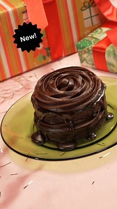 The perfect menu for all holiday celebrations! 🎁 Available Dec 23-28. 🍫 Chocolate Cake 🔴 No-Bake Raspberry Cheesecake 🥨 Salted Caramel Pretzel Pie 🧁 Peppermint Cupcake 🍪 Semi-Sweet Chocolate Chunk 🌀 Cinnamon Roll 🥜 Peanut Butter Munch 🟠 Gingersnap | Crumbl