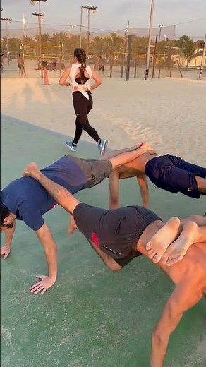 4 PERSON PUSH UP!!🤯