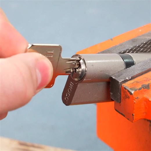 Extracting a broken key safely🔑 | Lilyon DIY