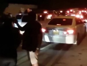 2.8K views · 123 reactions | දැන් නිදහස් චතුරශ්‍රයේ විශාල ජනකායක් පෝස්ටර් ඉදිරිපත් කරමින් සටන් පාඨ කියමින් විරෝධතාවයක | Covid-19 Sri Lanka | Facebook