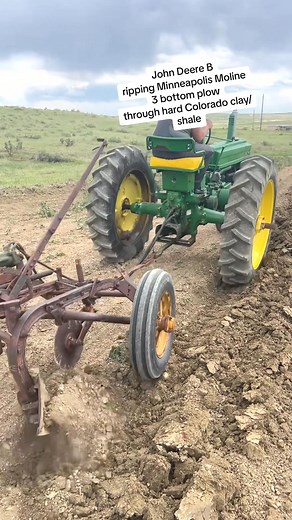 John Deere B pulling Minneapolis Moline 3 bottom plow through hard Colorado clay and shale #tractortok #tractor #johndeere #plowing | Jonh deere