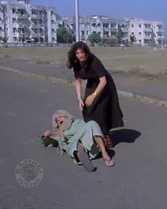 Watch this scene from the movie 'Ankhiyon Ke Jharokhon Se'. #ReliveRajshri | Rajshri