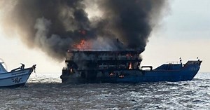 Video | Más de 100 personas saltan al mar tras incendio en Ferry