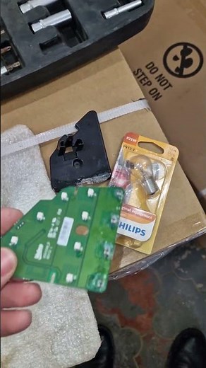 Replacing a lamp is not that easy😉 #electrician #electricalinstallation #electricalinstallation