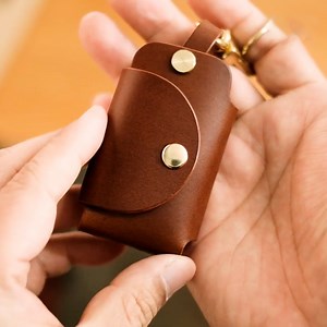 Making a handmade minimalist leather key case | Science, Tech and Universe