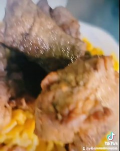 En nuestro paraíso se celebra la Navidad todo el año. En Lolas Beach Restaurant, la tradición y la innovación se encuentran en cada plato, y este año tienen una sorpresa especial que hará bailar tus papilas gustativas: ¡su exclusiva Arañota Navideña! Imagina un crujiente mofongo, relleno generosamente con mamposteao de gandules y trozos de carne frita, coronado con un mini pastel, evocando esos sabores festivos que nos reunen alrededor de la mesa. 🤤👩🏼‍🍳 No te pierdas la oportunidad de probar