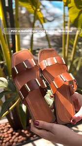 Sandália rasteira feita em couro e com detalhes em metal disponível em diversas cores. Busque pela REF 368301 em bottero.net ou encontre na loja mais próxima da sua região. #apaixonadaporsapatos #apaixonadaporbottero #verão2025 #calcados #bottero #couro #tendência #looks #summer25 #primaveraverao25 #moda #modafeminina | Bottero Calçados