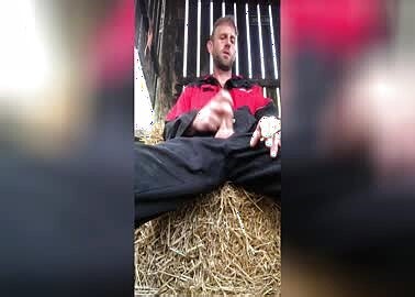 barn-wank-commando-in-overalls
