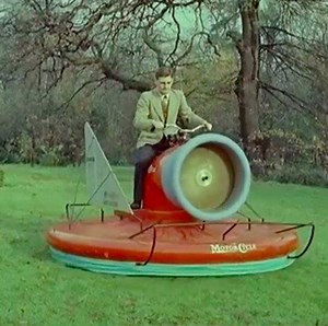 В 1960-х годах люди верили, что в скором будущем все будут передвигаться на летающих транспортных средствах - вроде вот такого Hover Scooter, мотоцикла на воздушной подушке. Для тех лет это была диковинная конструкция, не лишённая, впрочем, недостатков. Во-первых, Hover Scooter мог передвигаться только по ровной поверхности, во-вторых, его пропеллер представлял опасность для окружающих и, в-третьих, скутер на воздушной подушке был невероятно шумным. Однако следует отдать ему должное: прототип Ho