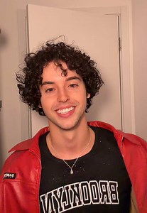 De quem é esse sorrisinho Armys? — meme do sorriso do Luis Felipe Tavares