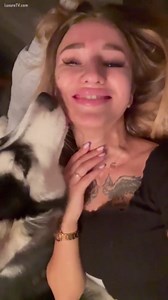 Une blonde sublime nique avec son chien lors du confinnement