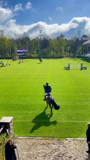 Do arenas get anymore perfect than this? 😱🌱 #showjumping #topsinternationalarena #showjumper #showjumpinggoals #arenagoals #horse #horselove #horses