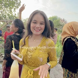 417K views · 9.8K reactions | Siapakah Cewek Manis Dari Lombok Ini Ikut Goyang Bareng Dangdut Jalanan Irama Dopang | Penggemar Musik Jalanan | Facebook