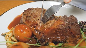 A mai nap főszereplője a marhahús. A beefsteak és a rib eye lép a színpadra. A szereposztás pedig parádés. Holnap figyeljétek az oldalt,mert lehetőségetek lesz nektek is kóstolni ezen a csodás helyen. #faldfel #mosonmagyarovar #ribeye #beefsteak #sali #konyak #rum #mutimiteszel #panyolai #pcboss #akonyhaordogei | Fald fel