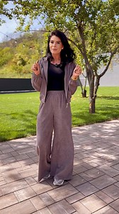 ✨ Catifea velur, confort și eleganță într-un singur outfit. Perfect pentru zilele de toamnă minunată 🍂 Un look relaxat, dar sofisticat, în care te vei simți bine oriunde mergi.👉 Tu cum îți începi diminețile de toamnă, cu un outfit chic și cafeaua preferată? ☕ https://ramonabadescu.ro/search?q=Misha&options[prefix]=last | Ramona Bădescu Exclusive