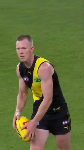 “I’m going to kick a torp” “Ok, good luck” 😂 #afl #richmond