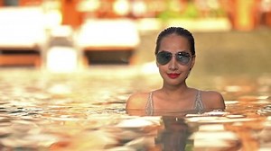 Static Shot Sexy Smiling Lady Swimming: vídeo stock (100% livre de direitos) 1030203107 | Shutterstock