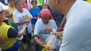 Sunod na tinungo ng Ako Bicol Partylist ang Barangay San Ramon, Baao, Camarines Sur para maghatid ng relief packs sa mga residenteng naapektuhan ng bagyo. Kaagapay sa relief operations na ito ang opisina ni House Speaker Martin Romualdez. #AkoBicolPartyList #KatabangNaKasurogPa | AKO BICOL Party List