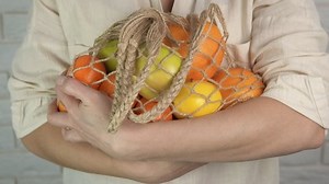 Quarantaine vitaminazée. Une femme tient dans : vidéo de stock (100 % libre de droit) 1085707958 | Shutterstock